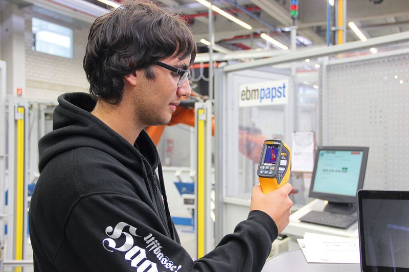 Thermografie ist einer der fünf Themenkomplexe (neben Druckluft, Beleuchtung, Temperatur, Energiemessung), die die 50 angehenden „Energy-Scouts“ im Workshop näher betrachteten. (Bild: Sonnenberg)