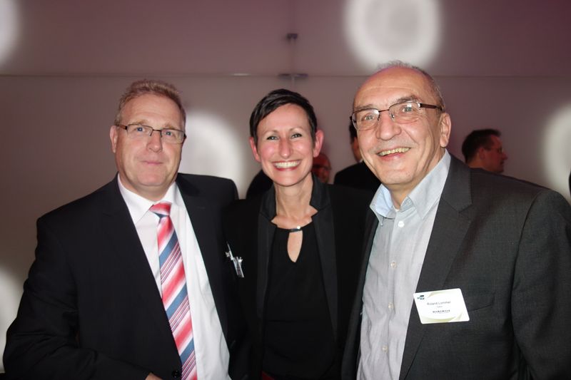 (v. l.) Erich Striedacher und Karin Hernik, APC, mit Roland Lommer, Eaton Power (Bild: IT-BUSINESS)