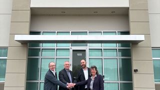 Managementwechsel bei SFP Hydraulics in Katy/Houston (USA): Roth Hydraulics-Geschäftsführer Frank Fuchs (links) und Vertriebsleiterin Monika Schwab (rechts) verabschienden Kevin Rasefske (2. von links) und begrüßen seinen Nachfolger, Robin Hodgson. (Bild: Roth Hydraulics)