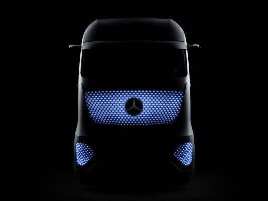 As transferring road goods traffic to other means of transport is only possible to a limited extent, the only alternative is to make better use of the existing infrastructure, introduce more networked assistance and telematic systems, and make truck driving a more attractive profession. (Image source: Mercedes-Benz)