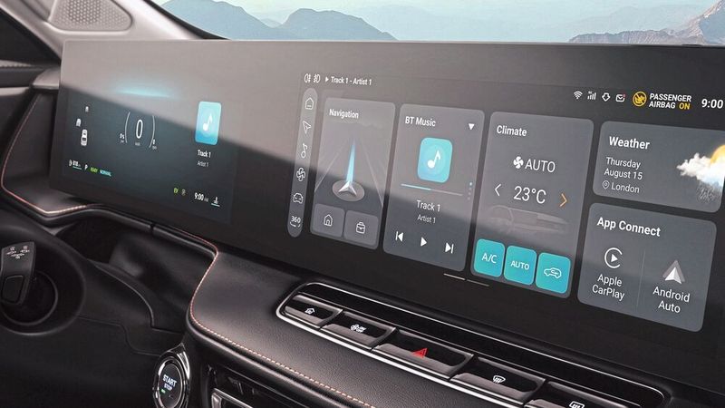 Im Cockpit des HS werden zwei gleichgroße Displayformarte in einem Rahmen gebündelt. (Bild: MG Motor)