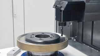 Auswuchten von Schleifscheiben durch axiales Bohren: Mit ausgewuchteten Schleifscheiben reduziert sich die Rautiefe in der Komponente, was zu einer höheren Genauigkeit des End-produktes führt. (Archiv: Vogel Business Media)