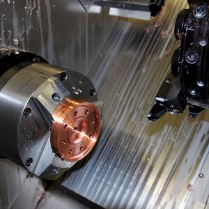 Doch bevor ein Blick in die Materie gemacht wird, ein Blick in die Hembrug «Mikroturn 200 L»: Hier wird in Serie auf 0,5 µm genau gefertigt. In 11 Schritten bei 2/10 mm Übermass. Am Schluss wird mit Naturdiamant praktisch nur noch geglättet auf N1 bis N2.