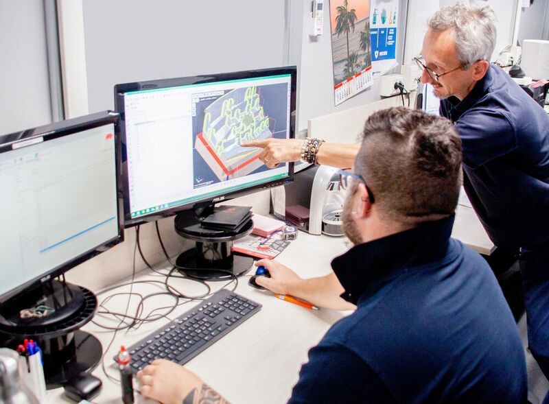 The graphite electrodes are derived and designed with Cimatron and the milling programs are created with Work NC. In the picture Massimo Lolli with programmer Piero Zuccheri.  (Hufschmied Zerspanungssysteme )