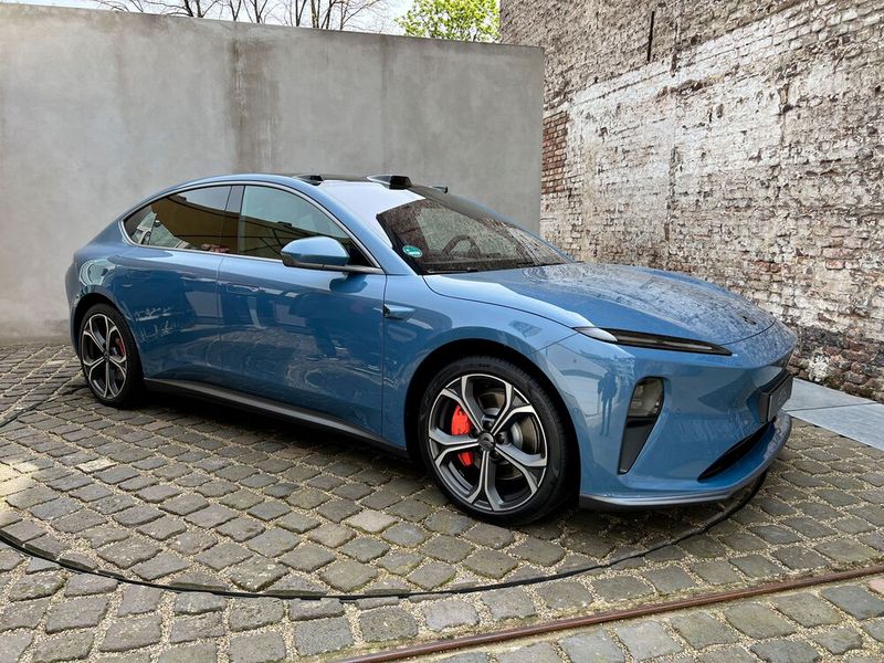 Jetzt ist das Trio komplett. Im Oktober 2022 startete der chinesische Hersteller mit seiner Oberklasse-Limousine (ET7) in Deutschland. Hinzu kam ein SUV (EL7) und nun folgt die Mittelklasse-Limousine (ET5). Sie ist preislich der günstigste Einstieg in die Nio-Welt. (Bild: Dirk Kunde)