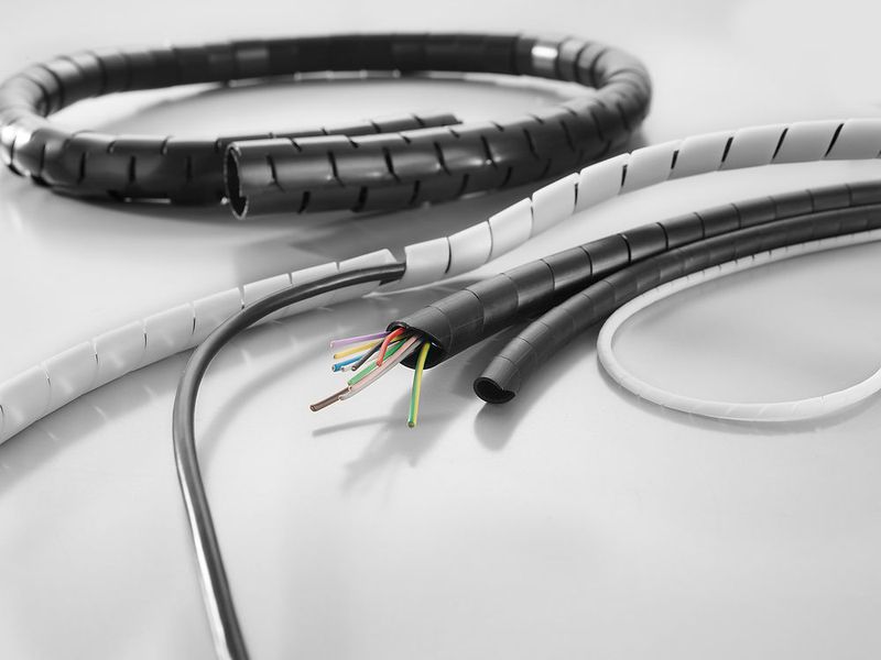 Kabelschutzschläuche: Spiral und Netzschläuche eignen sich vor allem zum Aufbau raumsparender Leitungsführungen in Schalt- und Steuerschränken.  (Weidmüller)