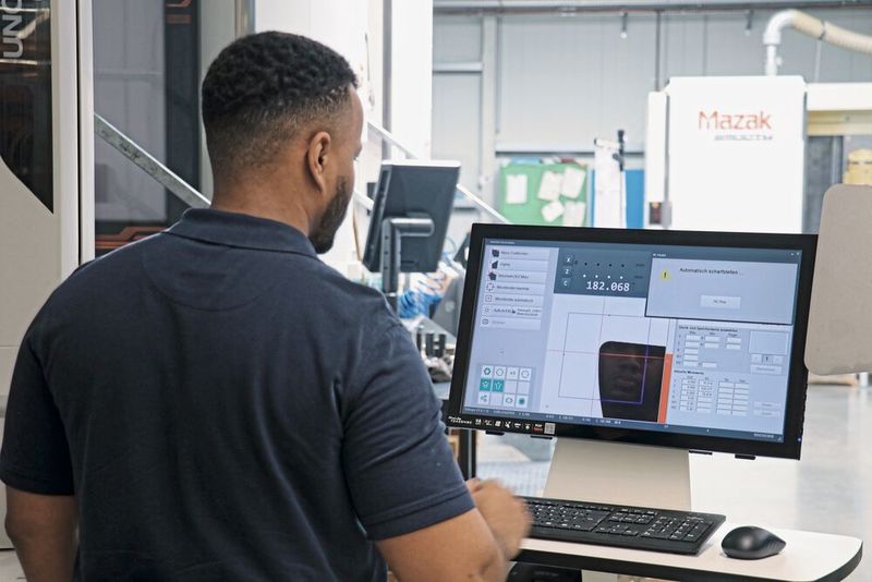 Schnelle und präzise Messergebnisse dank intuitiver Bedienung: Die Microvision-Software ermöglicht ein bedienerunabhängiges, schnelles und exaktes Messen sowie Einstellen der Werkzeuge.  (Bild: Haimer)