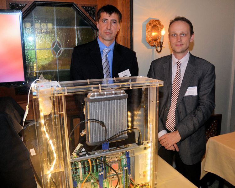 Götz Häuser (l.), Leiter General Operations bei Boston, und Dr. Egbert Figgemeier, Senior Development Specialist bei 3M, erläuterten die Flüssgkeitskühlung für Server. (Bild: IT-BUSINESS)