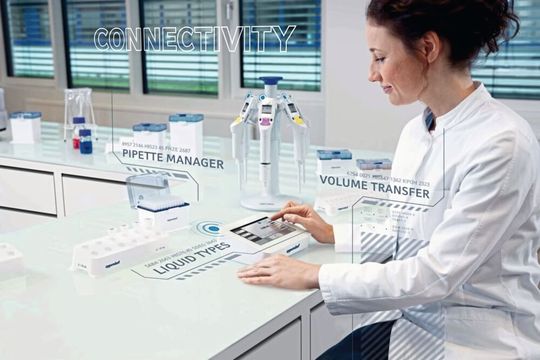 Der Pipette Manager dient als kabelloses Bedienfeld für vernetzte elektronische Pipetten von Eppendorf(Bild:  Eppendorf)