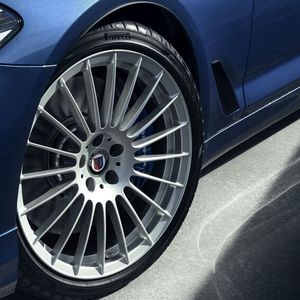 Auch Alplina setzt auf Pirelli. Mit den Italienern entwicklen die Bayern sogar eigene Reifen. Die Kennzeichnung „ALP“ kennzeichnen jene P Zeros, die eine modellspezifische Entwicklung für ein BMW Alpina Automobil sind. Sie sind bis ins letzte Detail auf das Modell abgestimmt und bieten die Alpina typische Mischung aus Komfort und Performance.(Bild:  ALPINA Burkard Bovensiepen GmbH + Co. KG)