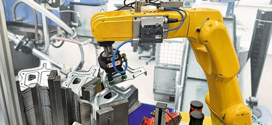 Mithilfe des Leichtbaugreifers SLG von Schmalz entnimmt der Roboter die gestanzten Bleche einzeln vom Stapel. Mithilfe des Leichtbaugreifers SLG von Schmalz entnimmt der Roboter die gestanzten Bleche einzeln vom Stapel.