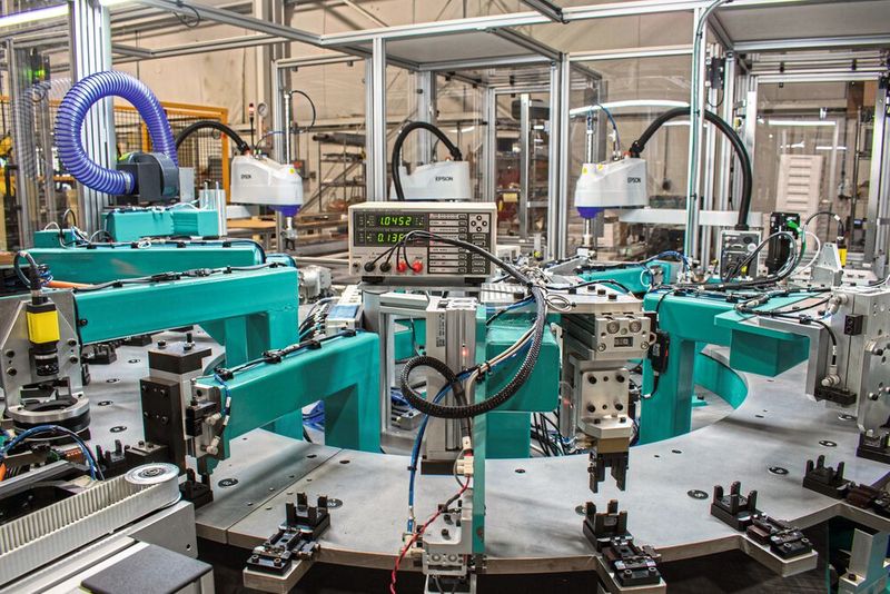 Kundenspezifische Fabrikautomationssysteme von SDC und Bildverarbeitung von Cognex stellen eine effektive Qualitätsprüfung von Kfz-Zündspulen sicher.(Bild:  Cognex/SDC)