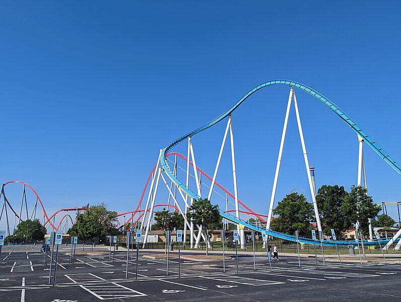 Die Fury 325 befindet sich im Carowinds Park in Charlotte, North Carolina, USA, und erreicht eine Höchstgeschwindigkeit von etwa 153 km/h (ca. 95 mph). Diese Geschwindigkeit wird in kürzester Zeit erreicht und sorgt für ein intensives Adrenalin-Erlebnis für die Fahrgäste. (Bild: Fury 325 (Carowinds) 4.jpg / Jeremy Thompson / CC BY-SA 2.0)