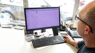 Praktisch jeden Arbeitsauftrag stellt Werkstattinhaber Peter Zobel, nachdem er ihn erstellt hat, ins „Workshop-Net“. Dadurch stehen seinen Jungs benötigte Kunden- und Fahrzeugdaten an sämtlichen vernetzten Werkstattgeräten mit einem Mausklick zur Verfügung. (Bild: Dominsky – VCG)