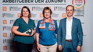 Die Wagner Group ist ein Arbeitgeber der Zukunft! Von links: Katharina Rischer, Bereichsleitung HR bei Wagner, Brigitte Zypries, Bundeswirtschaftsministerin a. D., und Steffen Springer, Geschäftsführer der Wagner Group, bei der Auszeichnung am 6. September. (Bild: Offenblende/Andrej)