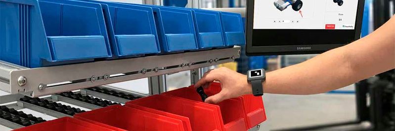 Das OAS ist mit einer Bildverarbeitungseinheit ausgestattet, die die Greifoperationen des Mitarbeiters mittels mit 2D-Markern ausgestatteten Uhrarmbändern erkennt und mit dem Sollprozess vergleicht. (Bild:  Treston)