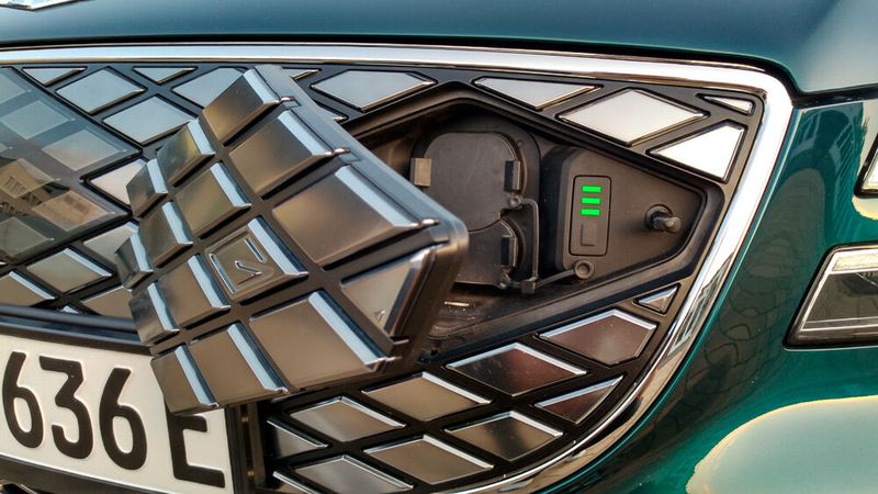 2. Versteckter Ladeanschluss: Der Ladeanschluss befindet sich an der Front verdeckt hinter einer Klappe, dort wo früher der Kühlergrill verbaut gewesen wäre. Die Karosserieoberflächen am restlichen Fahrzeug können so durchgängig bleiben. (Bild: Thomas Günnel/Automobil Industrie)