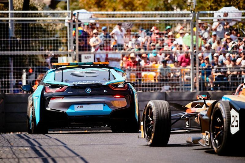 Nach seiner Präsentation in Santiago de Chile hat das neue BMW i8 Coupé Qualcomm Safety Car seinen ersten Renneinsatz beim ABB FIA Formula E Championship absolviert. (BMW)