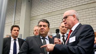 Rainer Hundsdörfer, Vorsitzender der ebm-papst Geschäftsführung, mit Sigmar Gabriel im Gespräch zu Industrie 4.0 (Bild:  Linda Hener (EBM-Papst))
