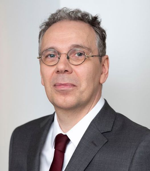Dr. Marc-Pierre Möll hat zum 1. April 2019 die Geschäftsführung des Bundesverbandes Medizintechnologie, BV-Med, übernommen. Er folgt auf Joachim M. Schmitt, der die Geschäftsführung des Verbandes nach 34 Jahren übergab. „Mein Ziel ist, dass der BV-Med erster Ansprechpartner für die Medizinprodukte-Branche bleibt“, sagte Dr. Marc-Pierre Möll zum Amtsantritt. Der promovierte Politikwissenschaftler Möll verfügt über langjährige gesundheitspolitische Erfahrungen. Von 2008 bis 2019 verantwortete er den Bereich „Regierung und Parlament“ beim Verband der Privaten Krankenversicherung in Berlin.  (BV-Med/René Staebler)