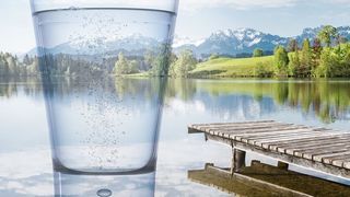 1 Perfluorierte Tenside (PFT) werden weder aerob noch anaerob abgebaut und reichern sich in der Umwelt an. Aufgrund ihres gesundheitsschädigenden Potenzials sind sie daher wichtiges Ziel der Wasseranalytik. (© Countrypixel; psdesign 1 / Fotolia.com [M] Alban)