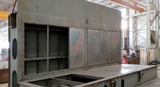 Prototyp eines Laderaumbereichs (eine Hälfte) für ein Container-Binnenschiff. Die verwendeten Sandwiches haben ein Abmaß von 2 m x 1 m mit Dicken im Bereich von 14 mm bis 28 mm.(Bild:  Fraunhofer IWU)