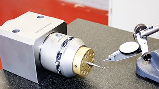 Die Rotier- und Indexierspindel erweitert das Anwendungsspektrum des funkenerosiven Drehen und Schleifens beträchtlich.  Bild: Hirschmann (Archiv: Vogel Business Media)