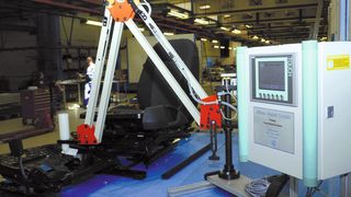 Die berührungslosen RI-Winkelsensoren von Turck liefern ein 4…20-mV-Signal an die Steuerung, die daraus die exakte Armposition errechnet. (Bilder: Turck)