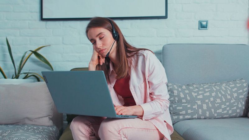 Nur sieben Prozent geben zu, während einer virtuellen Konferenz schon einmal eingeschlafen zu sein. (america_stock - stock.adobe.com)