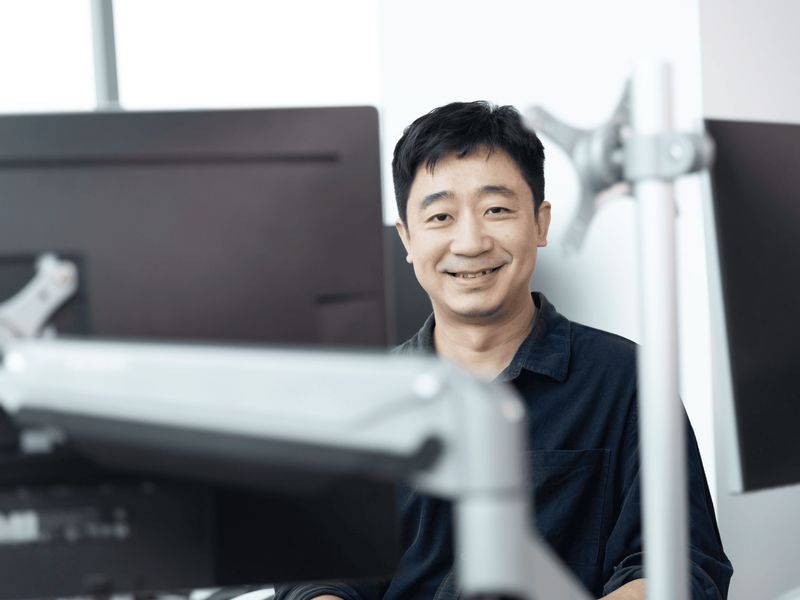 Zhen Hua Zhou (China) entwickelte eine Plattform, die als Brücke zwischen Software und Fabrikautomatisierung dient. Sie ermöglicht die Kommunikation zwischen bisher isolierten Systemen in der Industrie. Indem sie IT (Information Technology) und OT (Operational Technology) miteinander verbindet, übersetzt die Plattform fließend zwischen Datenbanken und Robotern, zwischen Cloud und Fabrikhalle. Das Ergebnis sind smartere und effizientere Fabriken, die Produktionsprozesse optimieren und Ausfallzeiten minimieren. (Bild: Siemens)