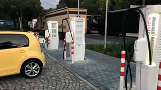Für den Erfolg der EU-Mobilität ist auch eine grenzübergreifend ausgebaute Ladeinfrastruktur nötig. Doch daran hapert es noch. (Bild: Grimm/»kfz-betrieb«)