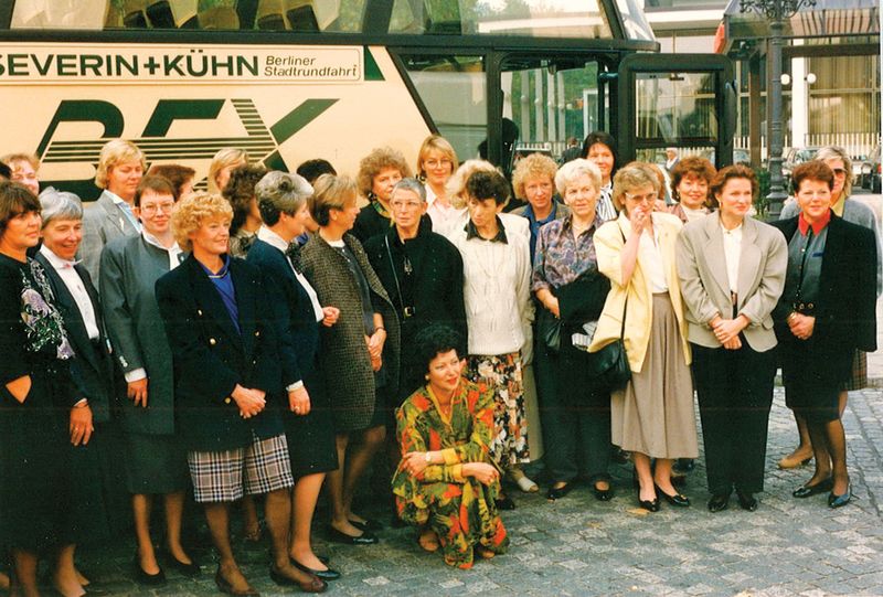 Noch dominieren die Herren in dunklen Anzügen den Kongress. Aber schon in den Anfangsjahren war klar: Die Frauen starten durch (Bild: BVL)