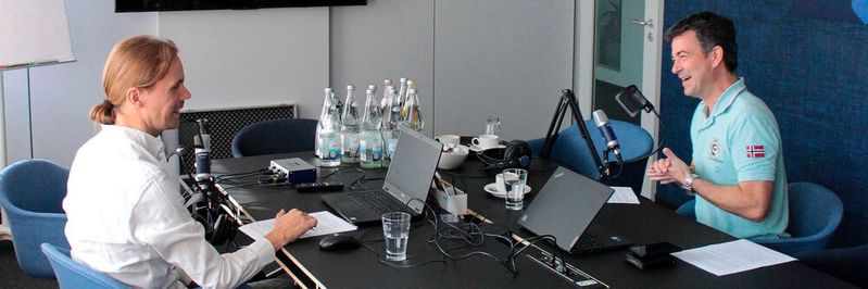 „Jedes Unternehmen hat einen anderen Startpunkt, Herausforderungen und Ziele“ – : Dr. Ricard Petranovic, Spezialist für CO2-Footprint-Solutions, ABB (rechts) im PROCESS-GreenTEC-Gespräch.(Bild:  PROCESS / Ernhofer)