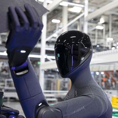 Figure 03 im Einsatz: Dank taktiler Sensoren und Kameras in den Händen sequenziert der Roboter angelieferte Bauteile für die Montage. (Bild: BMW)