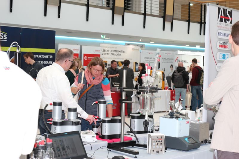 Bis zum nächsten Messetermin bleibt also noch etwas Zeit, die LAB-SUPPLY-Messen von 2022 in dieser und den anderen Bildergalerien Revue passieren zu lassen.     Mehr Infos zu den kommenden LAB-SUPPLY-Messen finden Sie auf www.lab-supply.info.     (LABORPRAXIS, Ottleben)