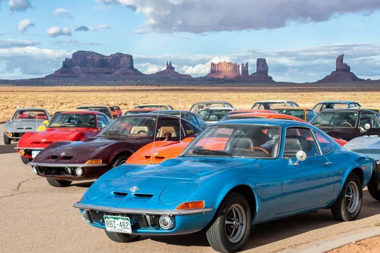 Beeindruckende Kulisse: Auch im Monument Valley schauten die mehr als zwei Dutzend Opel-GT-Fans vorbei, die sich kürzlich anlässlich des 50. Geburtstags der Stilikone zu einem gemeinsamen Roadtrip im Südwesten der USA getroffen hatten. (Opel Automobile GmbH)