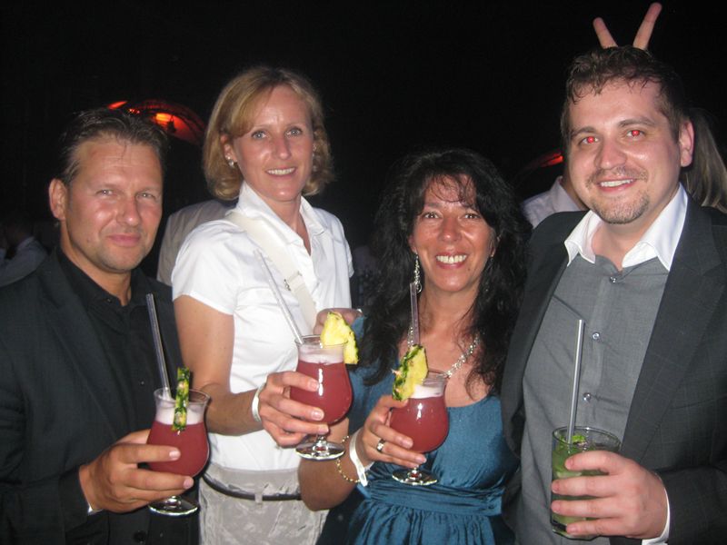 Ein Prosit auf den gelungenen Abend: Stefan Streich, Kabel Deutschland, Beate Reuter, Aastra, Sabine Seider, IT-BUSINESS, und Nick Zeeb Kabel Deutschland (Archiv: Vogel Business Media)