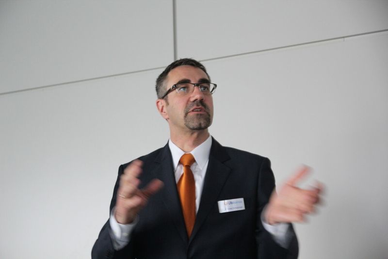 „Ein Vorteil der Ultrabreitband-Technik, dass die Tags mit weniger als 1 mW Sendeleistung auskommen. Dadurch sind Batterielaufzeiten in den Tags von mittlerweile fünf Jahren möglich