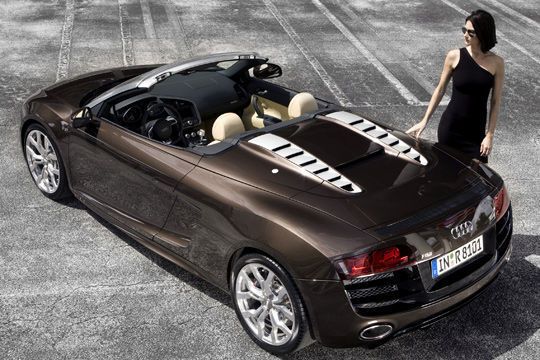 Das Stoffverdeck des neuen Audi-Spitzenmodells lässt sich über ein System von Stellzylindern, Scharnieren und Haken innerhalb von 19 Sekunden öffnen und schließen, auch in Fahrt bis maximal 50 km/h. (Archiv: Vogel Business Media)