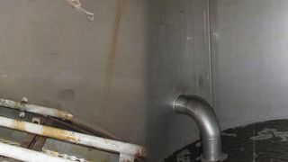 Vorher und nachher: Diese Bilder aus dem Tropfenabscheider oder Demister der Prozessluftkühlanlage zeigen den Erfolg der Reinigungsarbeiten deutlich. (Korinexan)