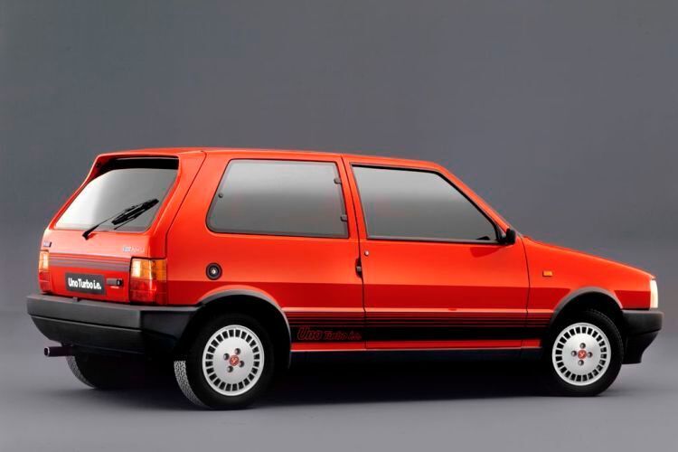Den Uno stellte Fiat im Frühjahr 1983 als Nachfolger des 127 vor. Auch er war ein großer Erfolg. Die heißeste Variante ist der Turbo mit 99 bis 111 PS. Das 1,3-Liter-Aggregat macht den kleinen Wagen dank Aufladung 200 Stundenkilometer schnell. (Fiat)