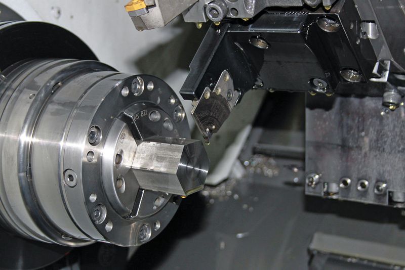 Die Tebit Präzisionstechnik GmbH hat für das Präzi­sions-­Abstechen einer Profilstange aus Edelstahl ein «Überkopf»-arbeitendes Abstechsystem von Iscar im Einsatz. (Iscar)