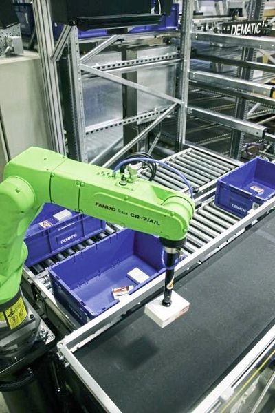 Die im Roboterarm integrierte Software scannt und verifiziert zunächst die eingehenden Container und bestimmt die Lage der enthaltenen Artikel. Im Anschluss pickt der Roboterarm die Produkte gemäß der Auftragsliste und legt sie in die vorgesehenen Behälter. (Dematic)