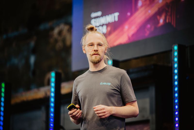 Jonas Oberschweiber, VP Research & Development bei D.velop, berichtete über die technischen Highlights rund um intelligente Wissens-Bots. (Bild: D.velop)