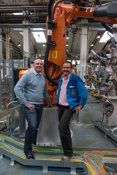 Das Bild zeigt Volker Elbe, Robotec Systems (l.) und Manfred Scheuerer, BMW (r.). (Bild: Helukabel)