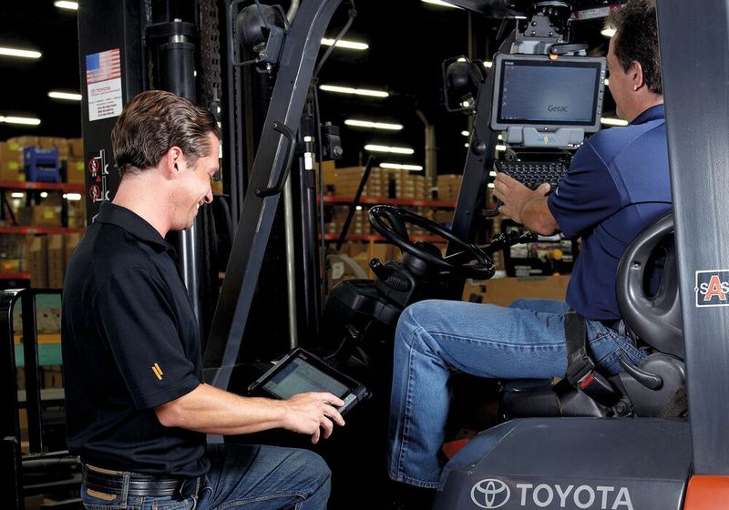 Mit mobilen Terminals lassen sich Gabelstapler direkt mit dem Warehouse-System des jeweiligen Logistikzentrums verbinden.  (Bild: Getac)