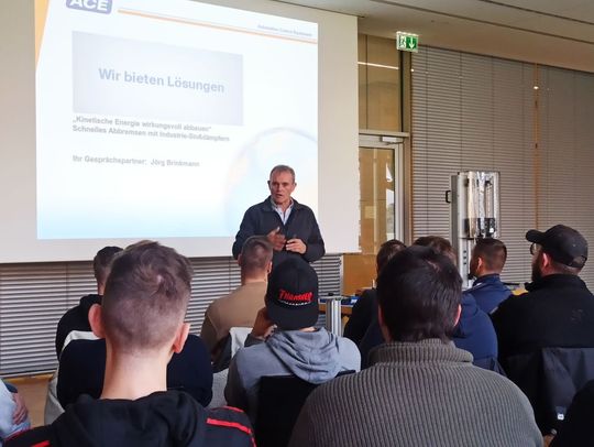 ACE-Schulungsleiter Jörg Brinkmann besucht auf Wunsch Schulen und Universitäten. (Bild:  Wilhelm-Maybach-Schule Heilbronn)
