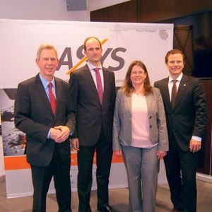 Die Protagonisten der LASYS-Fachpressekonferenz im Audi Forum zu Neckarsulm von links: Gerhard Hein, Geschäftsführer der VDMA Arbeitsgemeinschaft Laser und Lasersysteme und somit Vertreter des ideellen LASYS-Trägerverbandes, Dr. Jan-Philipp Weberpals, Spezialist für Technologieentwicklung Fügen Leichtbau, Laserstrahltechnologie/Sensorik bei der Audi AG, Cornelia Schlingelhoff, Senior-Projektleiterin der LASYS bei der Messe Stuttgart und Gunnar Mey, Abteilungsleiter Industrie bei der Messe Stuttgart.