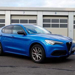 Alfa Romeo hat uns den Stelvio zum Testen in die Redaktion geschickt. Der 280-PS-Benziner rollte in der Ausstattungsvariante Veloce in die Redaktion.(Bild:  Schreiner – »kfz-betrieb«)
