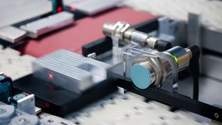 RFID-Systeme wie Simatic RF200, bewähren sich seit vielen Jahren in der Produktionssteuerung. (Bild: Siemens)